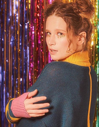 «Не лей воды зря, не верь придуркам»: Лиза Монеточка пропела 22 полезных совета себе и другим девушкам (видео)