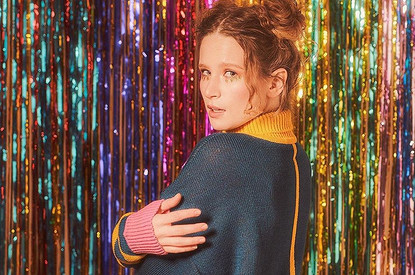 «Не лей воды зря, не верь придуркам»: Лиза Монеточка пропела 22 полезных совета себе и другим девушкам (видео)