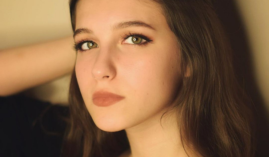 18-летняя дочь Екатерины Климовой устроила первую ню-фотосессию (маме понравилось)