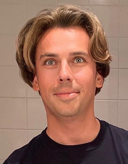 Максим Галкин показал, как впервые после карантина отправился в парикмахерскую (в перчатках и маске)