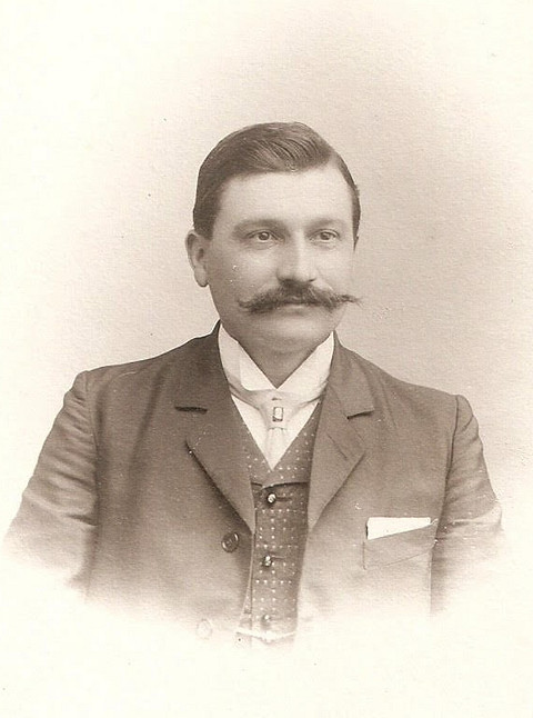 Виктор Дравиньи родился 20 мая 1874 года в Реймсе, в самом сердце Шампани. Он впитывал дух этого региона и культуру приготовления игристого вина с самого детства. До приезда в Россию Драв...