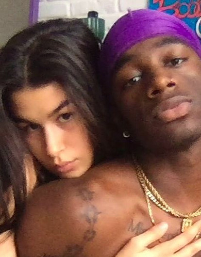 Падчерица Ивана Урганта с темнокожим бойфрендом поучаствовала в протестах в США