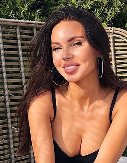 Оксана Самойлова примерила образ блондинки