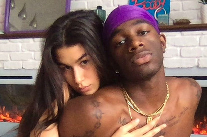 Падчерица Ивана Урганта с темнокожим бойфрендом поучаствовала в протестах в США