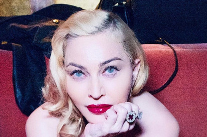 Мадонна вышла на костылях к протестующим в Лондоне