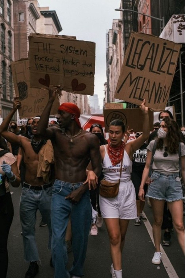Падчерица Ивана Урганта с темнокожим бойфрендом поучаствовала в протестах в США