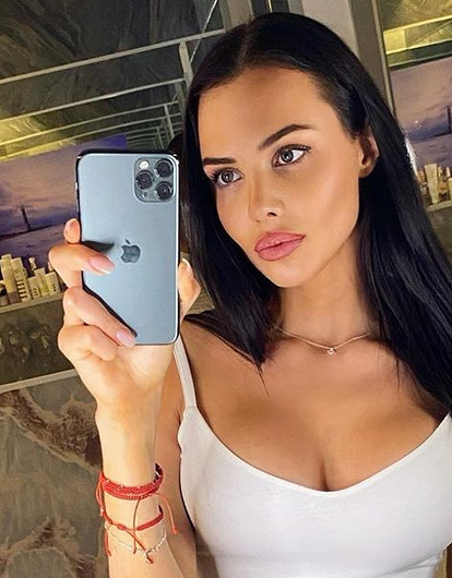 «Растяжки никуда не делись»: Анастасия Решетова показала фигуру после трех месяцев самоизоляции