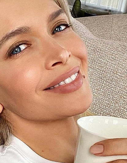 Вера Брежнева опубликовала откровенное фото в купальнике