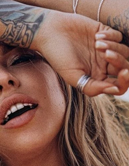 Рита Дакота в спортивном наряде похвасталась идеальным прессом (видео)