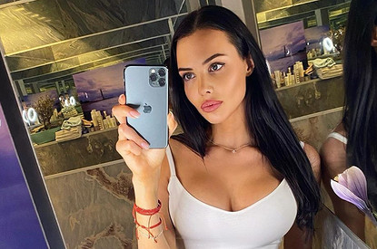 «Растяжки никуда не делись»: Анастасия Решетова показала фигуру после трех месяцев самоизоляции