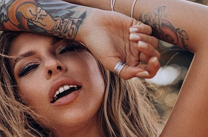 Рита Дакота в спортивном наряде похвасталась идеальным прессом (видео)