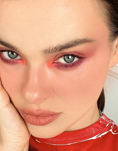 «Окрошку будешь?»: Елена Темникова показала, как сделать макияж тенями цвета редиски (бери на заметку)