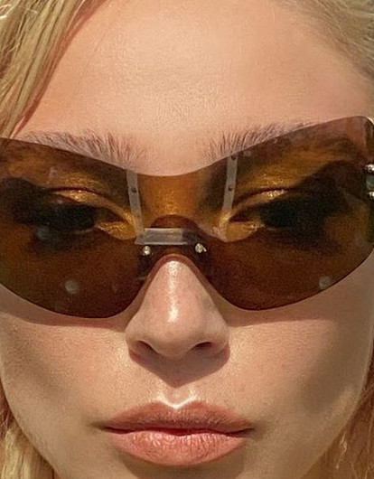 «Лето, привет!»: Настя Ивлеева устроила фотосессию в стиле 2000-х годов (запоминай тренды)