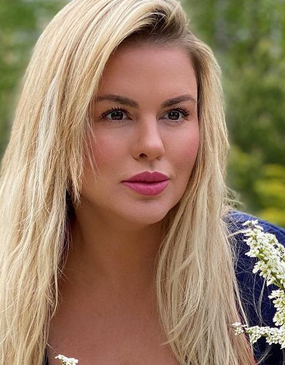 «Легкая смена имиджа»: Анна Семенович покрасилась в «золотой блонд» в первый день отмены самоизоляции (видео)