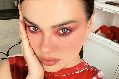 «Окрошку будешь?»: Елена Темникова показала, как сделать макияж тенями цвета редиски (бери на заметку)