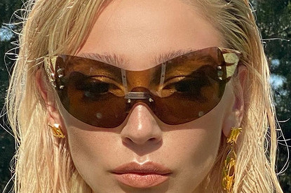 «Лето, привет!»: Настя Ивлеева устроила фотосессию в стиле 2000-х годов (запоминай тренды)