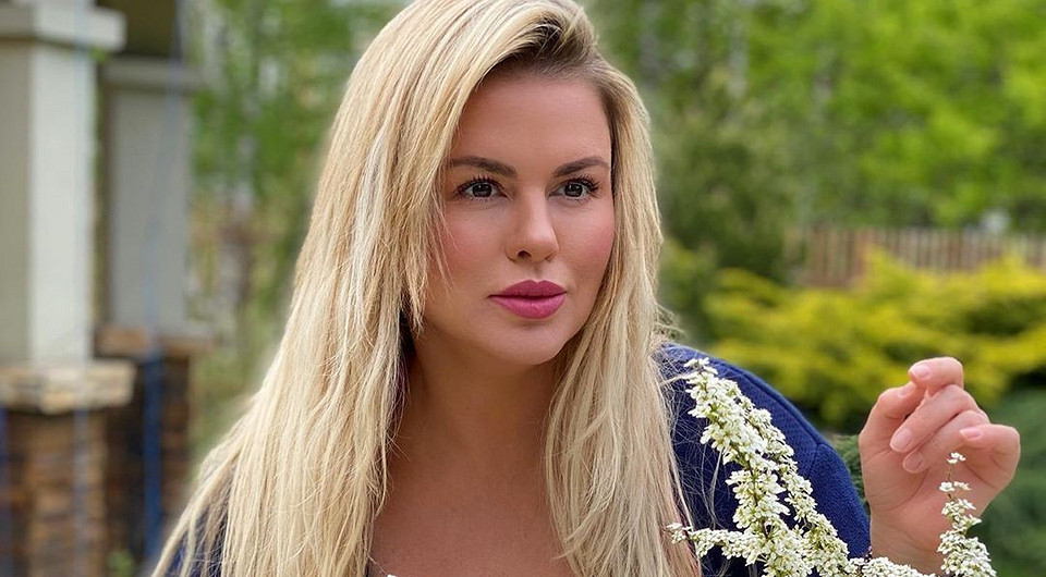 «Легкая смена имиджа»: Анна Семенович покрасилась в «золотой блонд» в первый день отмены самоизоляции (видео)