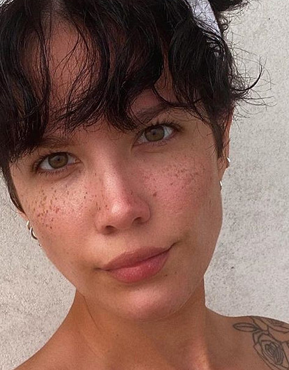 Певица Холзи полностью разделась для фото в Instagram