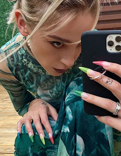 «Я была толще на 10 кг»: Настя Ивлеева устроила «блестящую» фотосессию в стиле 2000-х годов (видео)