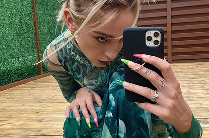 «Я была толще на 10 кг»: Настя Ивлеева устроила «блестящую» фотосессию в стиле 2000-х годов (видео)