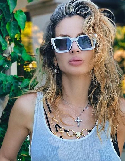 «Party time»: Светлана Лобода устроила дефиле с танцами на лестнице (видео)