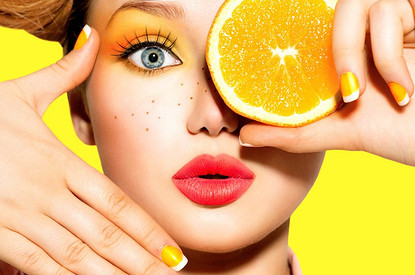 Мало сахара и много витамина С: в чем польза свежевыжатого апельсинового сока (узнали у эксперта)