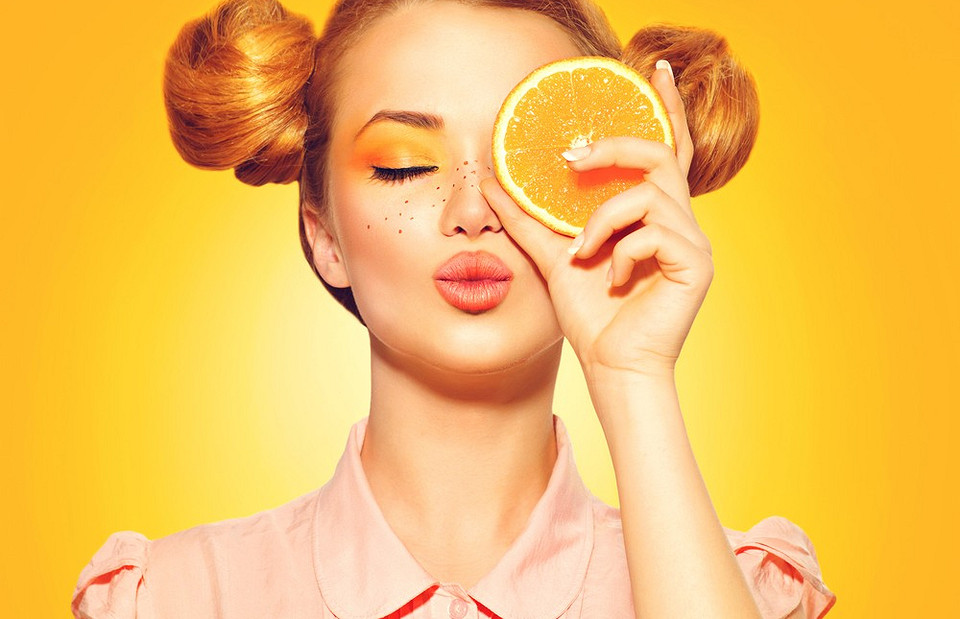 Мало сахара и много витамина С: в чем польза свежевыжатого апельсинового сока (узнали у эксперта)