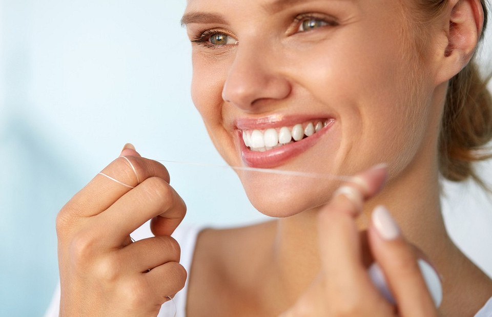 Щетка, нить и ирригатор: как правильно чистить зубы в домашних условиях (узнали у стоматолога)