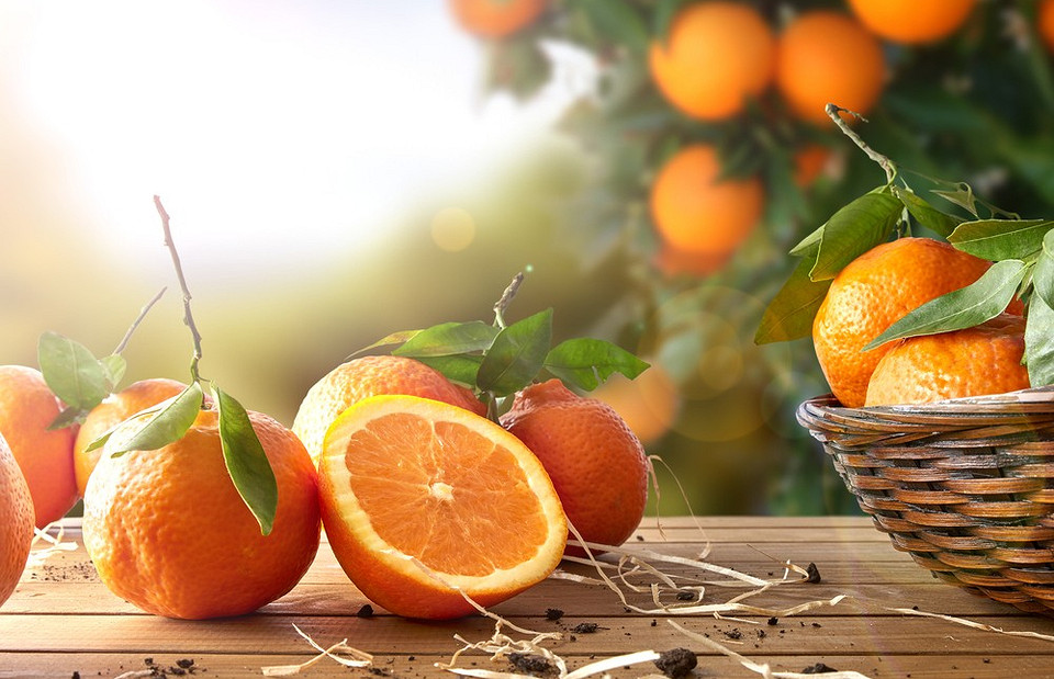 Мало сахара и много витамина С: в чем польза свежевыжатого апельсинового сока (узнали у эксперта)