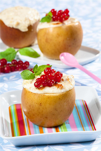 Десерт из яблок с творогом и орехами