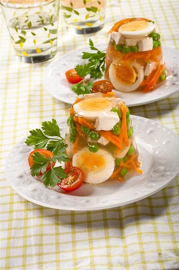 Заливная куриная грудка с яйцом