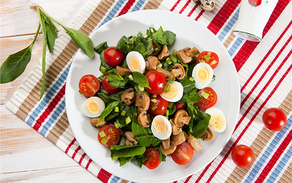 Зеленый салат с грибами