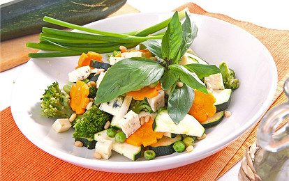 Салат овощной с сыром