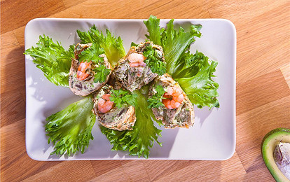 Рулеты из авокадо с креветками