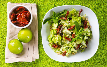 Салат со свежими огурцами и мятой