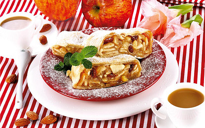 Рулет из яблок, изюма и миндаля