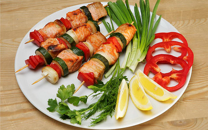 Нежная рыба на шпажках с манго