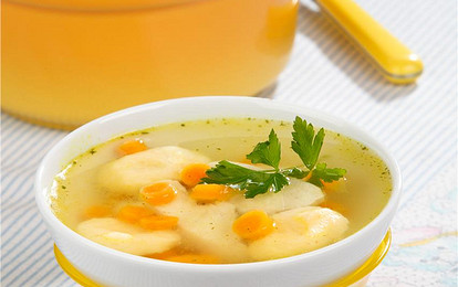 Куриный бульон с манными клецками