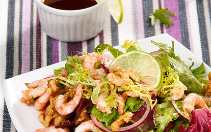 Зеленый салат с креветками и орехами
