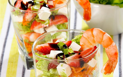 Салат «Оригинальный» с креветками и клубникой