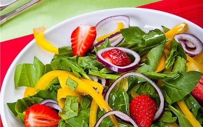 Салат с клубникой