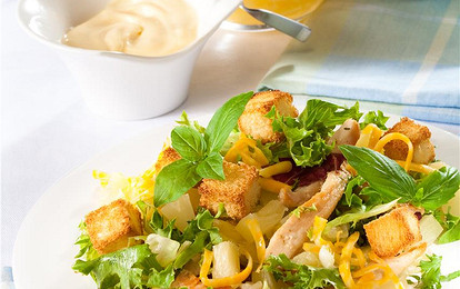 Куриный салат с сухариками