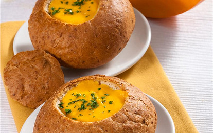 Тыквенный суп в булочке