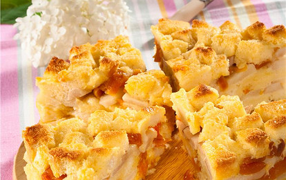 Шарлотка с курагой