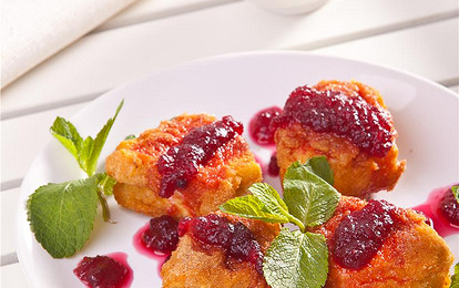 Жареный камамбер с соусом