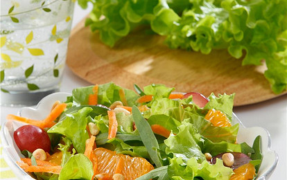 Салат с креветками и манго