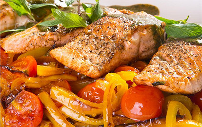 Форель с овощами под мятным соусом