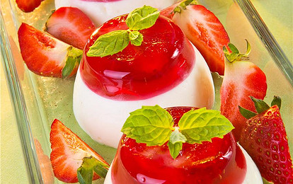 Легкий десерт с клубникой