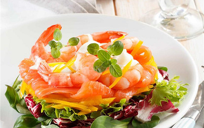 Салат с семгой и креветками