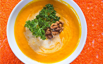 Морковный крем-суп с орехами